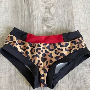 Girl on Fire Artwear THE LOVER Short ❤️ Leopard print Size XS
